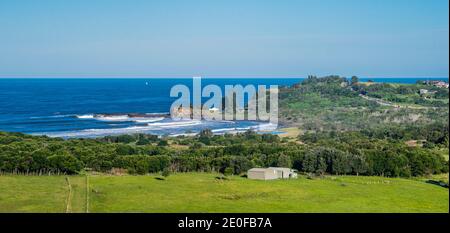 New South Wales Norden bei Lennox Head mit Blick auf Boulders Beach und die Iron Peg Landzunge, Northern Rivers Region, New South Wales, Australien Stockfoto