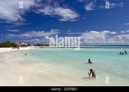 Baby Beach ist eine flache, geschützte Lagune in Seroe Colorado, an der Südostküste von Aruba. Stockfoto