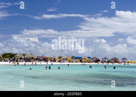 Baby Beach ist eine flache, geschützte Lagune in Seroe Colorado, an der Südostküste von Aruba. Stockfoto