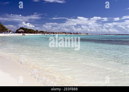 Baby Beach ist eine flache, geschützte Lagune in Seroe Colorado, an der Südostküste von Aruba. Stockfoto