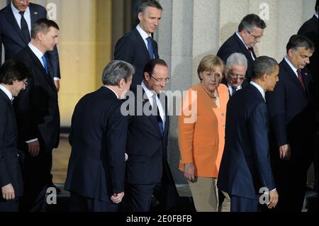 Sali Berisha, Francois Hollande, Angela Merkel und Barack Obama kommen an, um für das Gruppenfoto auf Soldier Field während des NATO-Gipfels 2012 in Chicago, Illinois, IL, USA, am 20. Mai 2012 zu posieren. Foto von Jacques Witt/Pool/ABACAPRESS.COM Stockfoto