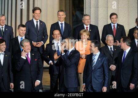 Elio Di Rupo, Sali Berisha, Francois Hollande, Barack Obama, Angela Merkel, anders Rasmussen und David Cameron posieren für das Gruppenfoto auf Soldier Field während des NATO-Gipfels 2012 in Chicago, Illinois, IL, USA, am 20. Mai 2012. Foto von Jacques Witt/Pool/ABACAPRESS.COM Stockfoto