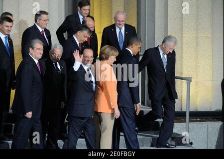 Sali Berisha, Francois Hollande, Angela Merkel und Barack Obama kommen an, um für das Gruppenfoto auf Soldier Field während des NATO-Gipfels 2012 in Chicago, Illinois, IL, USA, am 20. Mai 2012 zu posieren. Foto von Jacques Witt/Pool/ABACAPRESS.COM Stockfoto