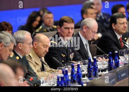 General Stephane Abrial (C), Herman Van Rompuy und Jose Manuel Barroso nehmen am 2012. Mai 2012 an der Sitzung des Nordatlantikrates während des NATO-Gipfels 20 in Chicago, Illinois, IL, USA, Teil. Foto von Jacques Witt/Pool/ABACAPRESS.COM Stockfoto