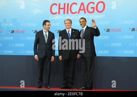 US-Präsident Barack Obama und NATO-Generalsekretär Genreral anders Fogh Rasmussen begrüßen den albanischen Premierminister Sali Berisha bei einer Begrüßungszeremonie während des NATO-Gipfels 2012 am McCormick Place in Chicago, Illinois, IL, USA, am 20. Mai 2012. Foto von Ludovic/Pool/ABACAPRESS.COM Stockfoto