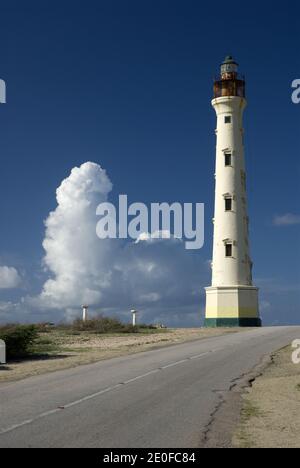 Der California Lighthouse steht in der Nähe von Arashi Beach an der nordwestlichen Spitze von Aruba, erbaut 1916. Stockfoto