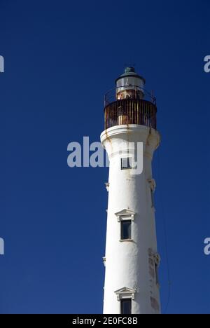 Der California Lighthouse steht in der Nähe von Arashi Beach an der nordwestlichen Spitze von Aruba, erbaut 1916. Stockfoto