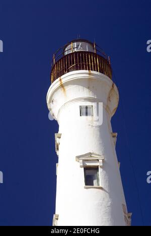 Der California Lighthouse steht in der Nähe von Arashi Beach an der nordwestlichen Spitze von Aruba, erbaut 1916. Stockfoto