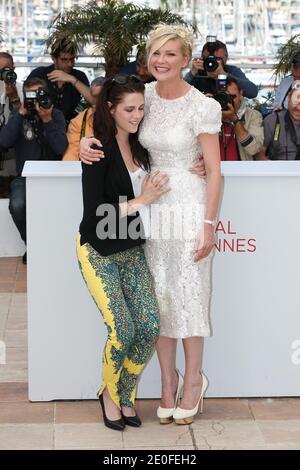 Kristen Stewart und Kirsten Dunst posieren auf der Fotozelle für On the Road im Rahmen des 65. Cannes Film Festival in Cannes, Frankreich, 23. Mai 2012. Foto von Frederic Nebinger/ABACAPRESS Stockfoto
