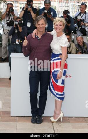 Viggo Mortensen und Kirsten Dunst posieren auf der Fotocall für On the Road im Rahmen des 65. Cannes Film Festival in Cannes, Frankreich, 23. Mai 2012. Foto von Frederic Nebinger/ABACAPRESS Stockfoto
