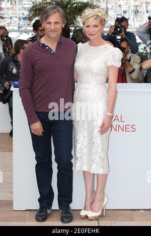 Viggo Mortensen und Kirsten Dunst posieren auf der Fotocall für On the Road im Rahmen des 65. Cannes Film Festival in Cannes, Frankreich, 23. Mai 2012. Foto von Frederic Nebinger/ABACAPRESS Stockfoto