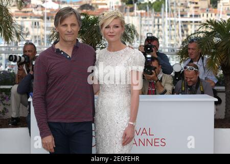 Viggo Mortensen und Kirsten Dunst posieren auf der Fotocall für On the Road im Rahmen des 65. Cannes Film Festival in Cannes, Frankreich, 23. Mai 2012. Foto von Frederic Nebinger/ABACAPRESS Stockfoto