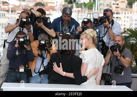 Kristen Stewart und Kirsten Dunst posieren auf der Fotozelle für On the Road im Rahmen des 65. Cannes Film Festival in Cannes, Frankreich, 23. Mai 2012. Foto von Frederic Nebinger/ABACAPRESS Stockfoto