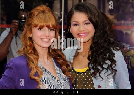 Disney Channel Stars Bella Thorne und Zendaya Coleman signieren Autogramme für ihre Fans auf der Publicis Champs-Elysées, Paris, Frankreich am 23. Mai 2012. Foto von Henri Szwarc/ABACAPRESS.COM Stockfoto