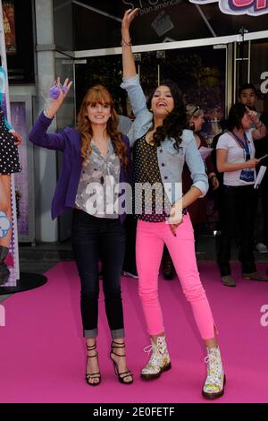 Disney Channel Stars Bella Thorne und Zendaya Coleman signieren Autogramme für ihre Fans auf der Publicis Champs-Elysées, Paris, Frankreich am 23. Mai 2012. Foto von Henri Szwarc/ABACAPRESS.COM Stockfoto