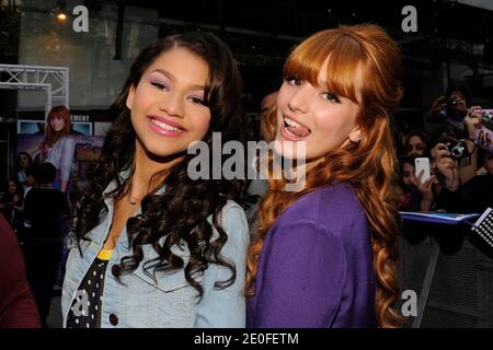 Disney Channel Stars Bella Thorne und Zendaya Coleman signieren Autogramme für ihre Fans auf der Publicis Champs-Elysées, Paris, Frankreich am 23. Mai 2012. Foto von Henri Szwarc/ABACAPRESS.COM Stockfoto