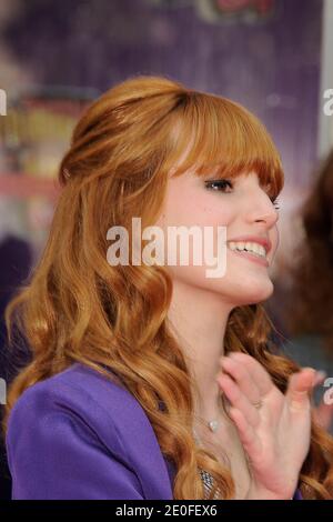 Disney Channel Stars Bella Thorne signieren Autogramme für ihre Fans auf der Publicis Champs-Elysées, Paris, Frankreich am 23. Mai 2012. Foto von Henri Szwarc/ABACAPRESS.COM Stockfoto