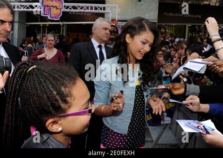 Disney Channel Stars Bella Thorne und Zendaya Coleman signieren Autogramme für ihre Fans auf der Publicis Champs-Elysées, Paris, Frankreich am 23. Mai 2012. Foto von Henri Szwarc/ABACAPRESS.COM Stockfoto