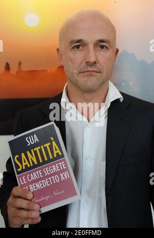 Der italienische Journalist Gianluigi Nuzzi stellt am 23. Mai 2012 sein neues Buch "seine Heiligkeit, die geheimen Briefe von Benedikt XVI." ('Sua Santita') vor, in dem vertrauliche Briefe und Memos an und vom Papst in Rom, Italien, reproduziert werden. Der Vatikan verurteilte dieses Buch mit durchgesickerten internen Dokumenten, die Licht auf Machtkämpfe innerhalb des Heiligen Stuhls und das Denken seines umkämpften Spitzenbankiers werfen, als "kriminell" und warnte, dass er rechtliche Schritte gegen die Verantwortlichen einleiten werde. Foto von Eric Vandeville/ABACAPRESS.COM Stockfoto