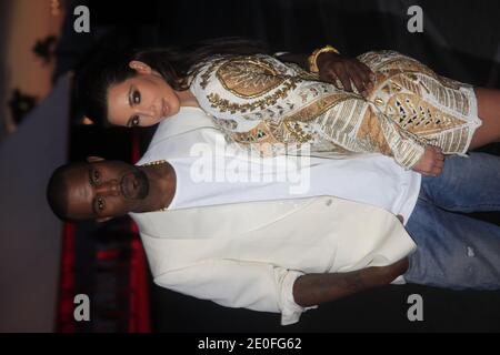 Kanye West und ihre Freundin Kim Kardashian kommen am Palm Beach an, um Kanye Wests Kurzkunstfilm "grausamer Sommer" während der 65. Filmfestspiele von Cannes am 23. Mai 2012 in Cannes, Südfrankreich, zu präsentieren. Foto von Jerome Domine/ABACAPRESS.COM Stockfoto