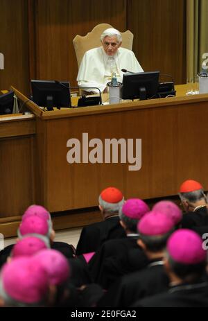 Papst Benedikt XVI. Nimmt an einem Treffen mit den Bischöfen Teil, die am 24. Mai 2012 an der Plenarsitzung der Italienischen Bischofskonferenz im Vatikan teilnehmen. Foto von Eric Vandeville/ABACAPRESS.COM Stockfoto