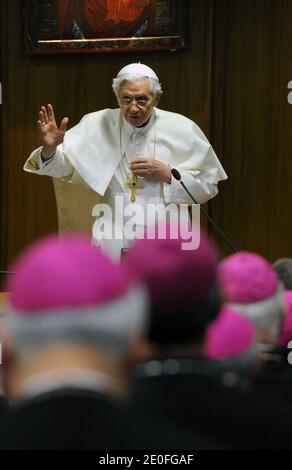 Papst Benedikt XVI. Nimmt an einem Treffen mit den Bischöfen Teil, die am 24. Mai 2012 an der Plenarsitzung der Italienischen Bischofskonferenz im Vatikan teilnehmen. Foto von Eric Vandeville/ABACAPRESS.COM Stockfoto