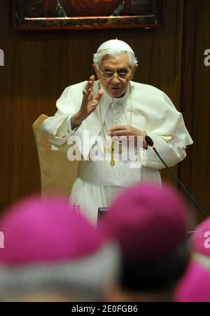 Papst Benedikt XVI. Nimmt an einem Treffen mit den Bischöfen Teil, die am 24. Mai 2012 an der Plenarsitzung der Italienischen Bischofskonferenz im Vatikan teilnehmen. Foto von Eric Vandeville/ABACAPRESS.COM Stockfoto