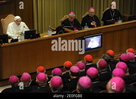 Papst Benedikt XVI. Nimmt an einem Treffen mit den Bischöfen Teil, die am 24. Mai 2012 an der Plenarsitzung der Italienischen Bischofskonferenz im Vatikan teilnehmen. Foto von Eric Vandeville/ABACAPRESS.COM Stockfoto