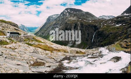 Trollstigen, Andalsnes, Norwegen. Der Bus Fährt Auf Der Straße In Der Nähe Des Stigfossen Wasserfalls. Berühmte Mountain Road Trollstigen. Norwegisches Wahrzeichen Und Popular Stockfoto