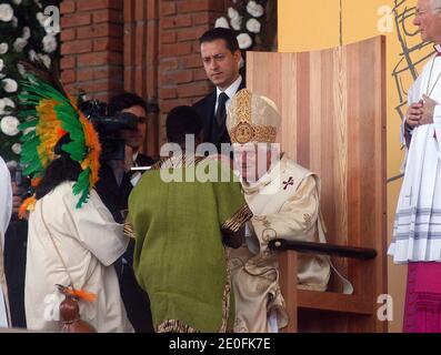 Papst Benedikt XVI. Butler Paolo Gabriele (hinten) mit dem Papst in Aparecida, Brasilien am 5. Mai 2007.Vatikanische Polizei verhaftet Paolo Gabriele am 25. Mai 2012 im Vatikan, Berichten zufolge der Butler des Papstes wegen Vorwürfen, vertrauliche Dokumente und Briefe aus dem Privatstudium des Papstes an Zeitungen durchgesickert haben.der Vatikan, Die seit Monaten in einen Skandal mit dem Leck von Geheimpapieren verwickelt ist, sagte seine Polizei habe Paolo Gabriele im Besitz von vertraulichen Dokumenten festgenommen. Foto von Eric Vandeville/ABACAPRESS.COM Stockfoto