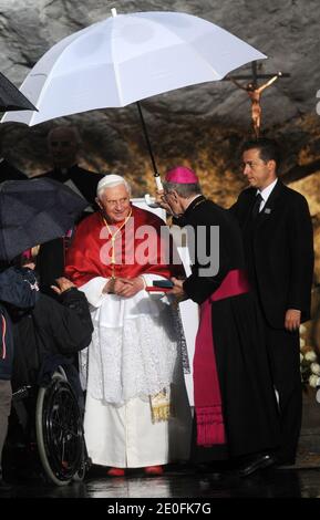 Der Butler von Papst Benedikt XVI. Paolo Gabriele (mit dem Schirm) mit dem Papst in der Erscheinungsgrotte in Lourdes, Frankreich, am 13. September 2008. Die Vatikanische Polizei verhaftete Paolo Gabriele am 25. Mai 2012 im Vatikan, Der Butler des Papstes soll angeblich vertrauliche Dokumente und Briefe aus dem Privatstudium des Papstes an Zeitungen durchgesickert haben.der Vatikan, der seit Monaten in einen Skandal verwickelt ist, in dem geheime Papiere ausgeleckt wurden, sagte, seine Polizei habe Paolo Gabriele im Besitz vertraulicher Dokumente festgenommen. Foto von Eric Vandeville/ABACAPRESS.COM Stockfoto