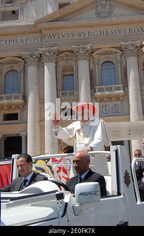 Der Butler von Papst Benedikt XVI. Paolo Gabriele (links) mit dem Papst am 20. Mai 2009 auf dem Petersplatz im Vatikan.die Vatikanische Polizei verhaftete Paolo Gabriele am 25. Mai 2012 im Vatikan. Der Butler des Papstes soll angeblich vertrauliche Dokumente und Briefe aus dem Privatstudium des Papstes an Zeitungen durchgesickert haben.der Vatikan, der seit Monaten in einen Skandal verwickelt ist, in dem geheime Papiere ausgeleckt wurden, sagte, seine Polizei habe Paolo Gabriele im Besitz vertraulicher Dokumente festgenommen. Foto von Eric Vandeville/ABACAPRESS.COM Stockfoto