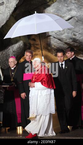 Der Butler von Papst Benedikt XVI. Paolo Gabriele (mit dem Schirm) mit dem Papst in der Erscheinungsgrotte in Lourdes, Frankreich, am 13. September 2008. Die Vatikanische Polizei verhaftete Paolo Gabriele am 25. Mai 2012 im Vatikan, Der Butler des Papstes soll angeblich vertrauliche Dokumente und Briefe aus dem Privatstudium des Papstes an Zeitungen durchgesickert haben.der Vatikan, der seit Monaten in einen Skandal verwickelt ist, in dem geheime Papiere ausgeleckt wurden, sagte, seine Polizei habe Paolo Gabriele im Besitz vertraulicher Dokumente festgenommen. Foto von Eric Vandeville/ABACAPRESS.COM Stockfoto