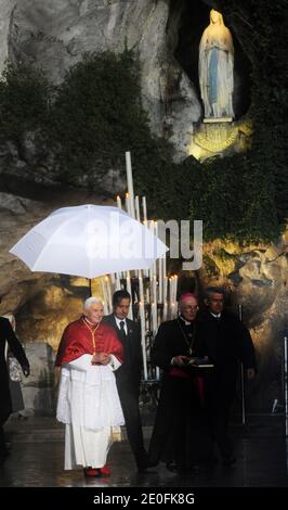 Der Butler von Papst Benedikt XVI. Paolo Gabriele (mit dem Schirm) mit dem Papst in der Erscheinungsgrotte in Lourdes, Frankreich, am 13. September 2008. Die Vatikanische Polizei verhaftete Paolo Gabriele am 25. Mai 2012 im Vatikan, Der Butler des Papstes soll angeblich vertrauliche Dokumente und Briefe aus dem Privatstudium des Papstes an Zeitungen durchgesickert haben.der Vatikan, der seit Monaten in einen Skandal verwickelt ist, in dem geheime Papiere ausgeleckt wurden, sagte, seine Polizei habe Paolo Gabriele im Besitz vertraulicher Dokumente festgenommen. Foto von Eric Vandeville/ABACAPRESS.COM Stockfoto