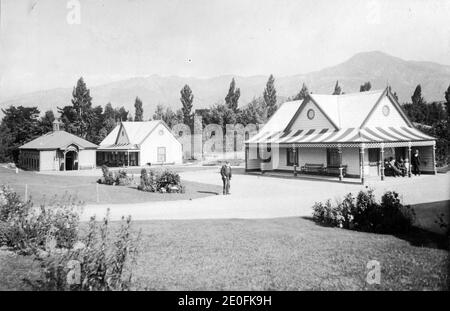 Badehäuser im Hanmer Springs Health Resort, Canterbury, Neuseeland. Bild um 1916, aus der Sammlung der Familie Logie. Stockfoto