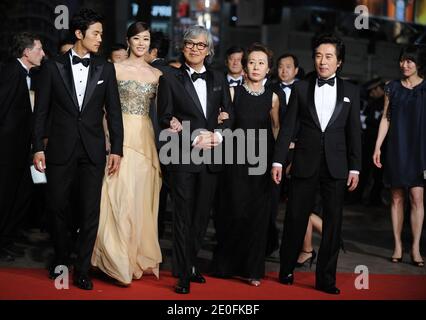 IM Sang-soo, Kim Kang-woo, Youn Yuh-jung, Baek Yoon-sik und Kim Hyo-jin nehmen am 26. Mai 2012 an der Vorführung von Do-Nui Mat bei den 65. Filmfestspielen in Cannes Teil. Foto von Lionel Hahn/AbacaPress.com Stockfoto