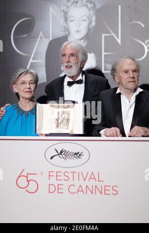 Palme D'Or für 'Amour', der österreichische Regisseur Michael Haneke flankiert von der Schauspielerin Emmanuelle Riva und dem Schauspieler Jean-Louis Trintignant beim Winners Photocall, der am 27. Mai 2012 in Cannes, Frankreich, die 65. Filmfestspiele von Cannes abschließt. Foto von Frederic Nebinger/ABACAPRESS.COM Stockfoto