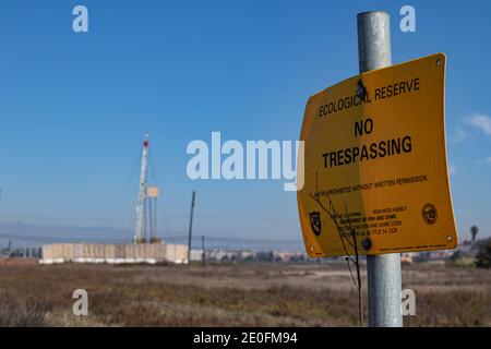 Erdgasproduktionsanlage, die auf ökologischen Reserven betrieben wird. Ballona Wetlands, Playa Del Rey, Los Angeles, Kalifornien, USA Stockfoto