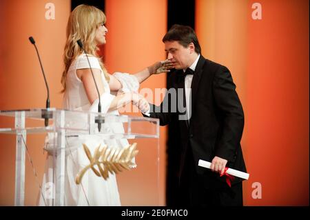 Sieger-Szenario für "Beyond the Hills" Cristian Mungiu küsst die Schauspielerin Nastassja Kinski tritt bei der Abschlussfeier der 65. Jährlichen Filmfestspiele von Cannes am 27. Mai 2012 in Cannes, Frankreich, auf die Bühne. Foto von Lionel Hahn/AbacaPress.com Stockfoto