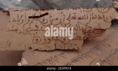 Französische und malische Truppen zogen am Montag, den 28. Januar 2013, in Timbuktu ein, ein UNESCO-Weltkulturerbe, nachdem sie vor islamistischen Rebellen geflohen waren und mehrere Gebäude in der alten Handelsstadt der Sahara in Fackelwal gebracht hatten, darunter eine unbezahlbare Handschriftenbibliothek. Ohne dass ein Schuss abgefeuert wurde, um sie zu stoppen, nahmen 1,000 französische Soldaten, darunter Fallschirmjäger und 200 malische Truppen, den Flughafen ein und umzingelten die jahrhundertealte Stadt am Niger, um die Flucht von al-Qaida-alliierten Kämpfern zu blockieren. File Photo : Alte Handschriften aus dem 15. Jahrhundert sind im Oktober 2009 in Timbuktu, Mali, abgebildet. Timbuktu, Ma Stockfoto