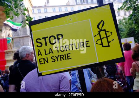 Atmosphäre bei einer Demonstration zur Unterstützung der syrischen Bevölkerung in der Fontaine des Innocents in Paris, Frankreich, am 29. Mai 2012. Foto von Ammar Abd Rabbo/ABACAPRESS.COM Stockfoto