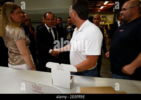 Francois Hollande, Präsident der Republik Lors d'une Visite de l'entreprise suppratec, Visite d'un Atelier, rencontre avec les salarians, en Presence de Jean Marie Jestin, pdg Stockfoto