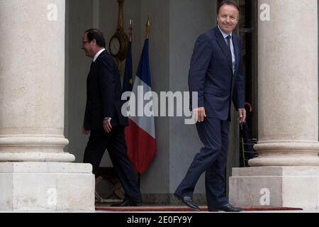 Der französische Präsident Francois Hollande begleitet den französischen Senatspräsidenten Jean-Pierre Bel nach einer Sitzung am 05. juni 2012 im Elysee-Palast in Paris. Foto von Stephane Lemouton/ABACAPRESS.COM. Stockfoto