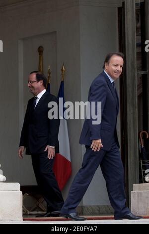 Der französische Präsident Francois Hollande begleitet den französischen Senatspräsidenten Jean-Pierre Bel nach einer Sitzung am 05. juni 2012 im Elysee-Palast in Paris. Foto von Stephane Lemouton/ABACAPRESS.COM. Stockfoto