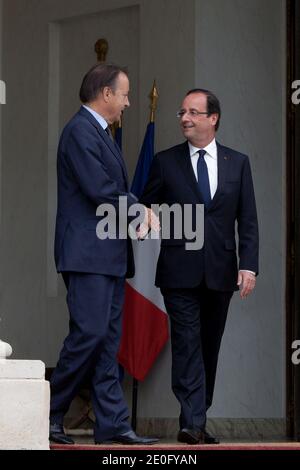 Der französische Präsident Francois Hollande schüttelt nach einer Sitzung am 05. juni 2012 im Elysée-Palast in Paris, Frankreich, die Hände des französischen Senatspräsidenten Jean-Pierre Bel. Foto von Stephane Lemouton/ABACAPRESS.COM. Stockfoto