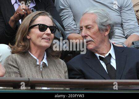 Jean Rochefort und seine Frau Delphine Gleize Teilnahme an der Französisch Tennis Open 2012 in Roland Garros Arena in Paris, Frankreich am 5. Juni 2012. Foto von Gorassini-Guibbaud/ABACAPRESS.COM Stockfoto