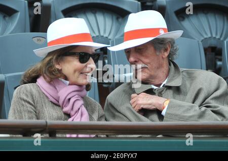 Jean Rochefort und seine Frau Delphine Gleize Teilnahme an der Französisch Tennis Open 2012 in Roland Garros Arena in Paris, Frankreich am 5. Juni 2012. Foto von Gorassini-Guibbaud/ABACAPRESS.COM Stockfoto