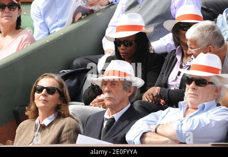 Laura Flessel, Jean Rochefort mit seiner Frau Delphine Gleize und Jacques Weber Teilnahme an der Herren 1/4 Finale der French Open 2012, spielte im Roland Garros Stadion in Paris, Frankreich, am 5. Juni 2012. Foto von Gorassini-Guibbaud/ABACAPRESS.COM Stockfoto