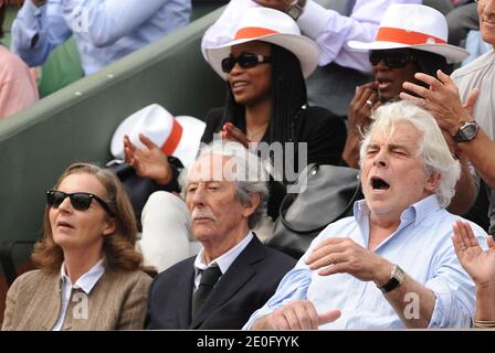 Jean Rochefort mit seiner Frau Delphine Gleize und Jacques Weber Teilnahme an der Herren 1/4 Finale der French Open 2012, spielte im Roland Garros Stadion in Paris, Frankreich, am 5. Juni 2012. Foto von Gorassini-Guibbaud/ABACAPRESS.COM Stockfoto