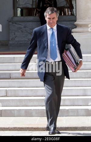 Der französische Haushaltsminister Jerome Cahuzac verlässt nach der wöchentlichen Kabinettssitzung am 06. Juni 2012 in Paris den Präsidentenpalast Elysee. Foto von Stephane Lemouton/ABACAPRESS.COM Stockfoto